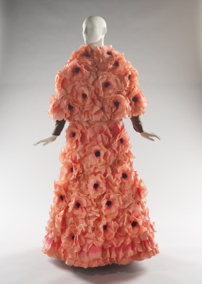 Arnold Scaasi, evening ensemble, spring/summer 1983. Brooklyn Museum Costume Collection at The Metropolitan Museum of Art, Gift of the Brooklyn Museum, 2009; Gift of Mrs. William Randolph Hearst, Jr., 1991. Image © The Metropolitan Museum of Art